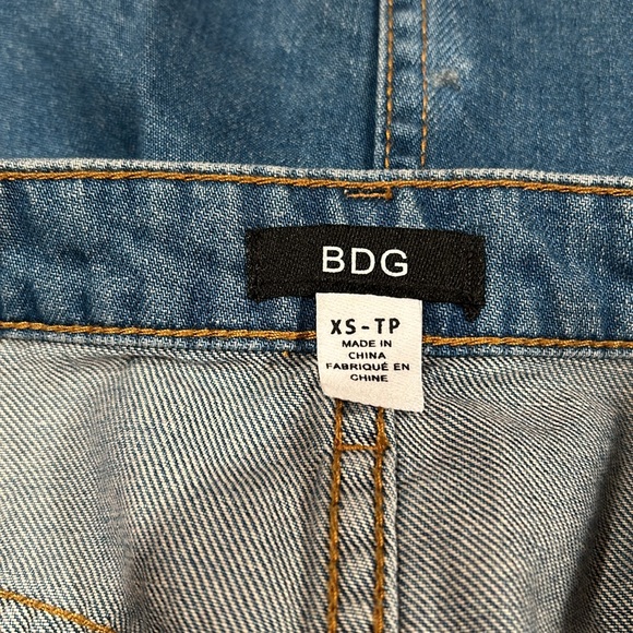 BDG sz XSmall Button Front Denim Skirt with Frayed Hem - Picture 4 of 5